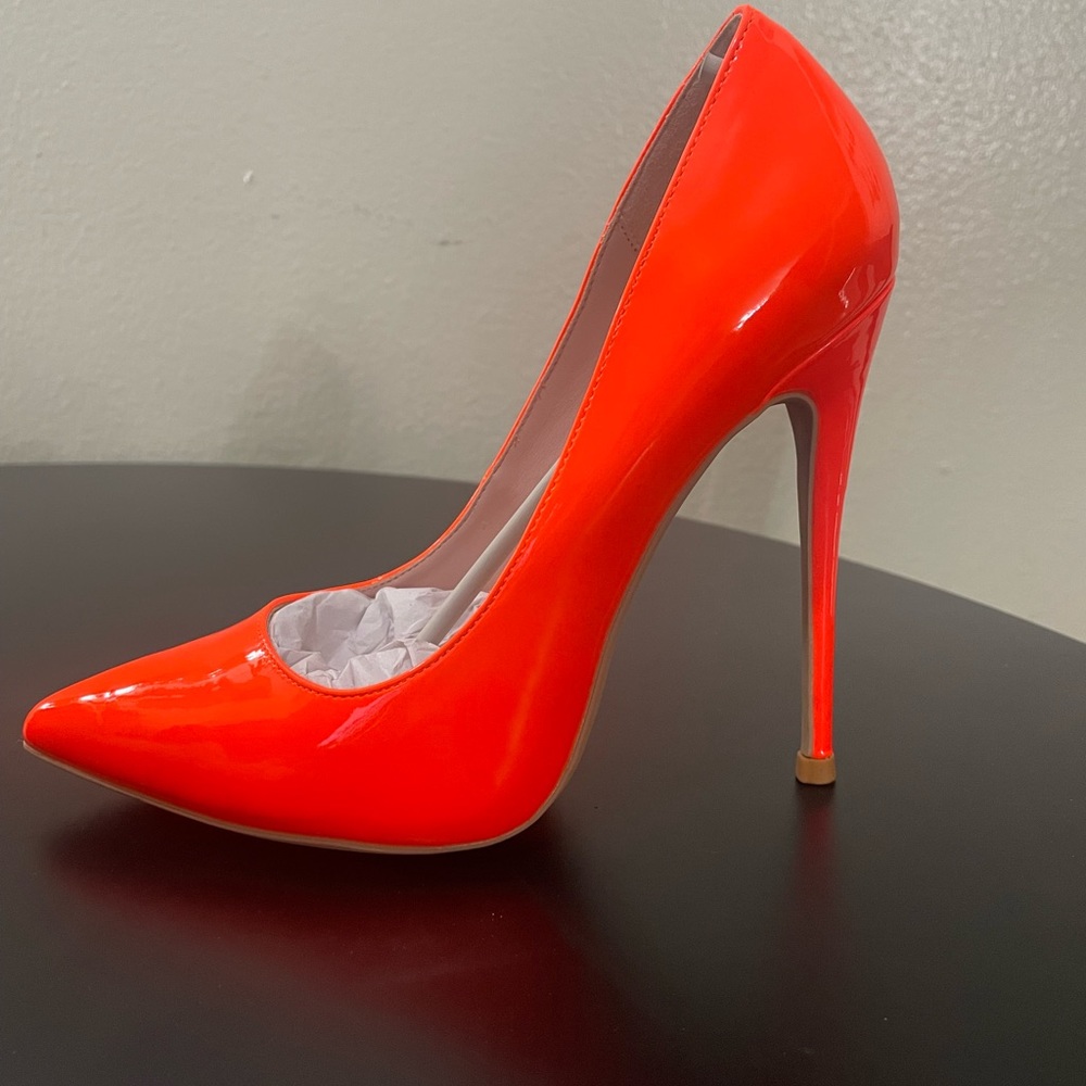 Size 7 neon pumps